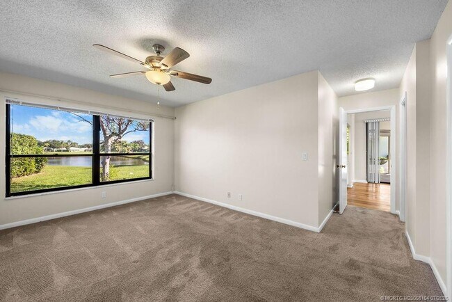 Building Photo - 2386 SW Creekside Dr