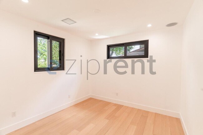 Building Photo - Unit