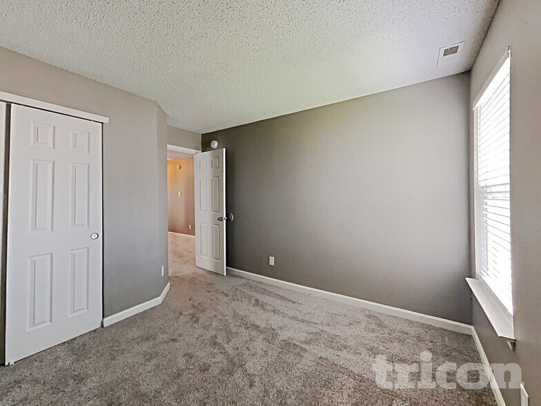 Building Photo - 4525 Connaught Dr E