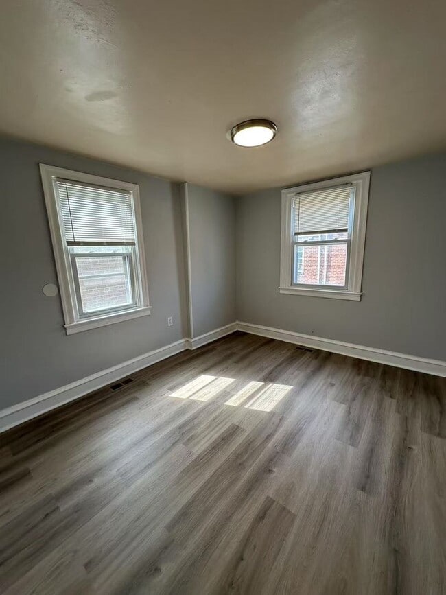 Building Photo - Newly Renovated 3 Bedroom and 1 Bathroom T...