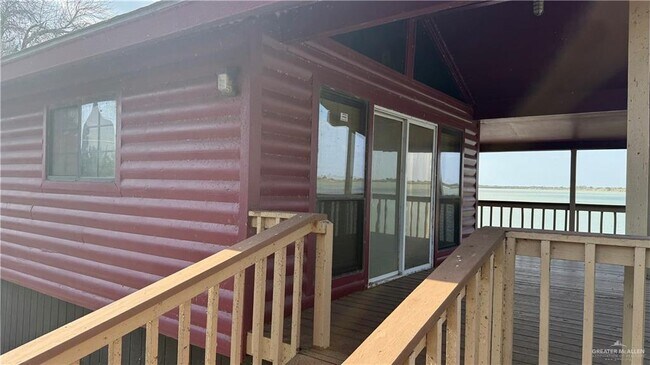 Building Photo - 25 Lago Vista Dr