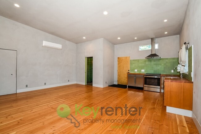 Building Photo - Executive Style 5 Bedroom with Garage and Outdoor Space