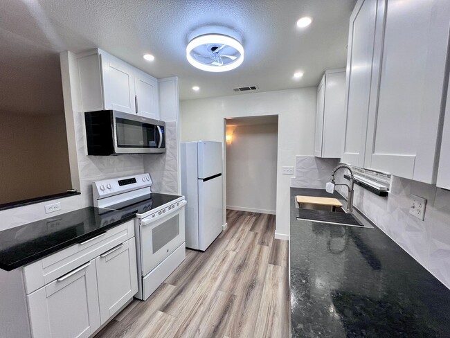 Building Photo - $2,495 Sierra & Cedar, 4 bedroom House - Fresno / Spacious Backyard / Fresh Paint / New Floors