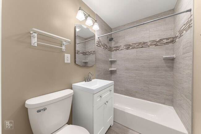 Building Photo - Gorgeous 3 Bedroom 2 Bath with FULL FINISHED BASEMENT in MUNDELEIN!