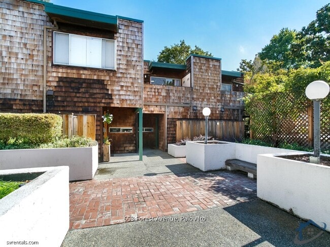 Building Photo - 653 Forest Ave