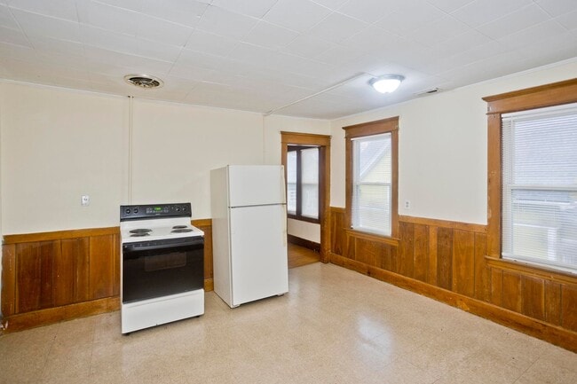 Building Photo - 58-60 Ionia St