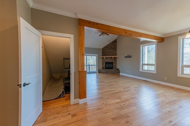 Building Photo - 211 Spicewood Dr