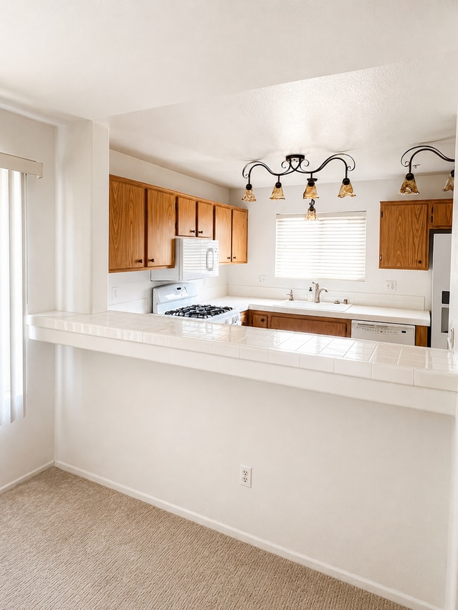 Building Photo - Spacious Upstairs 3 Bed 2.5 Bath Townhouse with 2 Car Tandem Garage