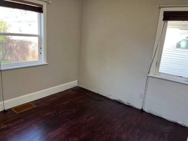 Building Photo - 4 bed / 1 1/2 bath home midtown!