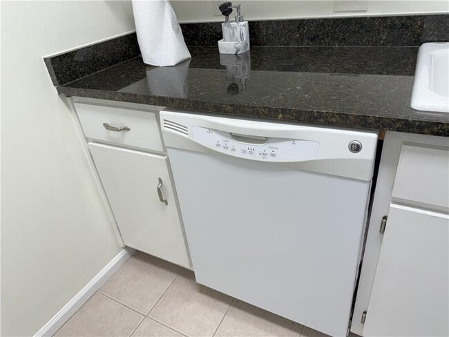 Building Photo - 475 Mount Vernon Hwy NE