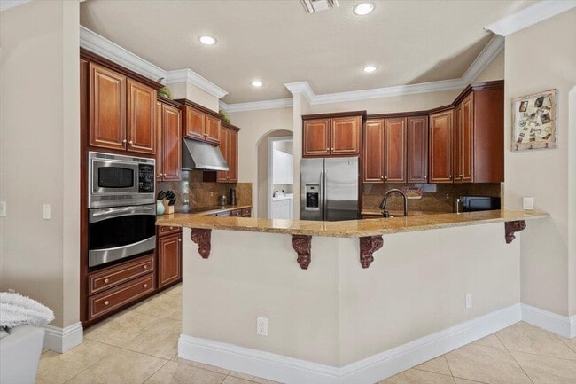 Building Photo - 5829 NW Zenith Dr