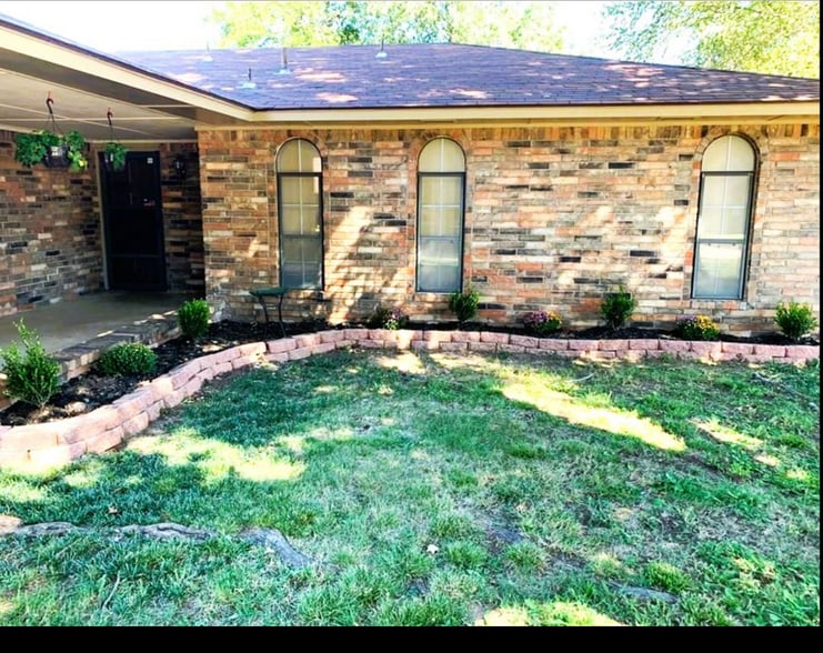 Building Photo - 1615 Camelot Dr