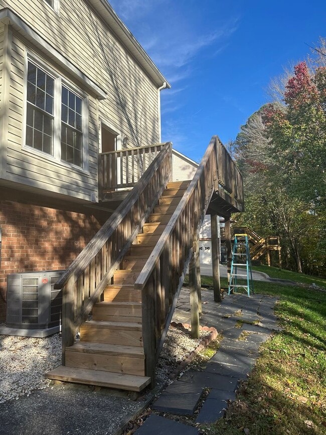 Building Photo - Gorgeous and very roomy 2-story home featu...
