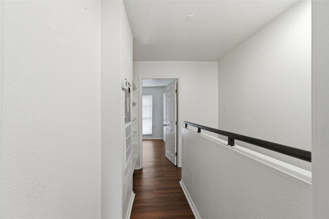 Building Photo - 11000 Kinghurst Dr