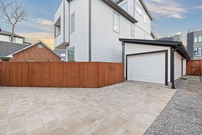 Building Photo - Spacious 4-Bed Gem in Nashville: 2360 sq f...