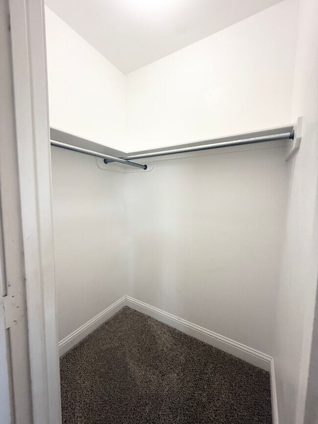 Building Photo - 334 Princess Place