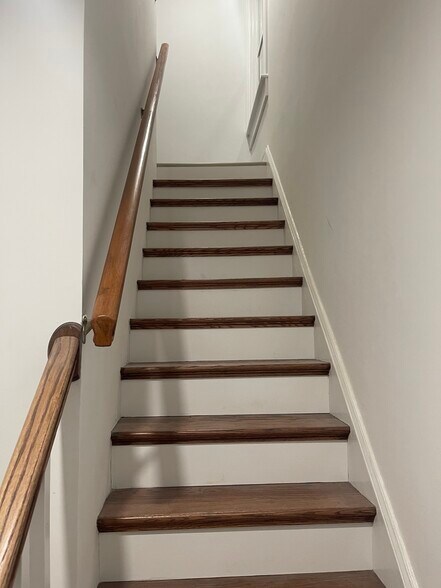 Building Photo - 13 Division St W