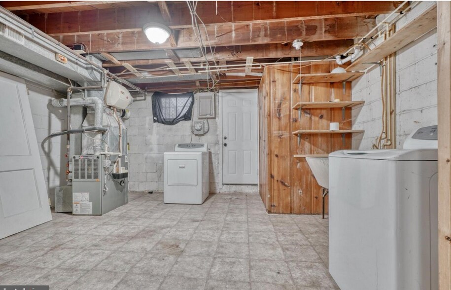 Building Photo - 1035 Arncliffe Rd