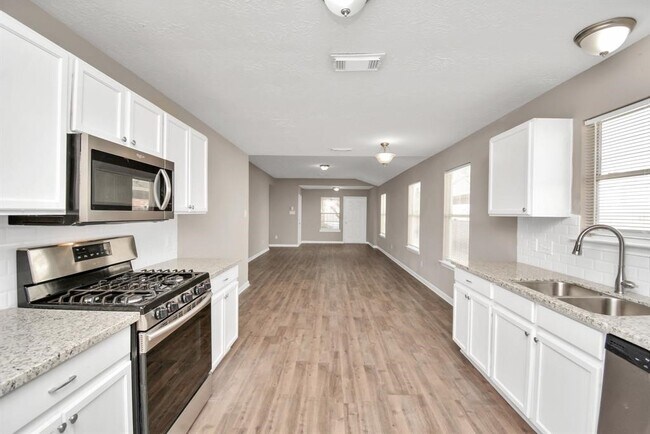 Building Photo - 21826 Hemlock Park Dr
