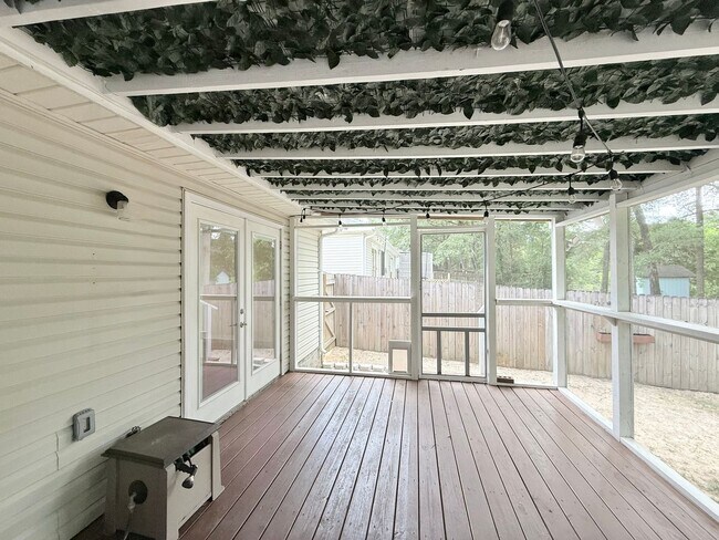 Building Photo - 3-Bedroom Duplex