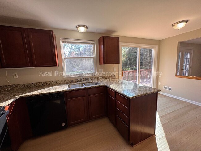 Building Photo - 104 Benedict Ln