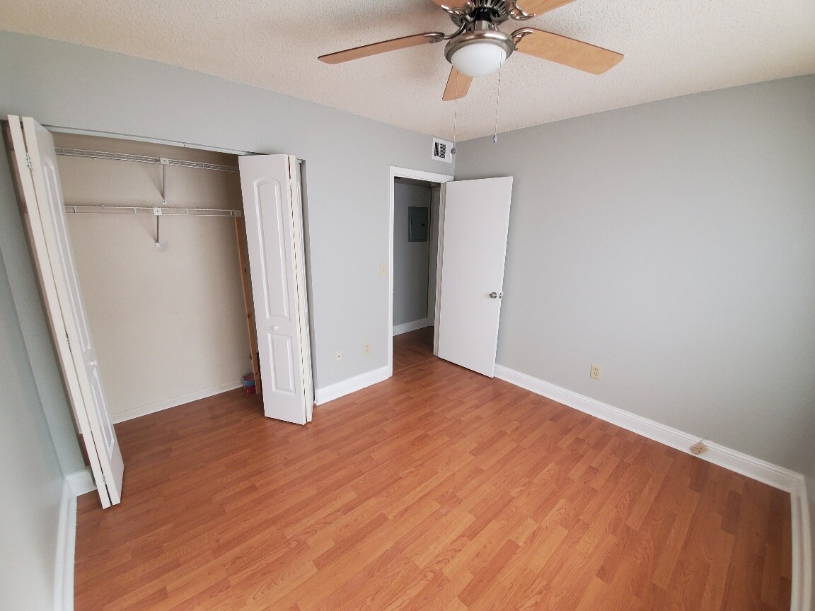 Building Photo - 2570 W 67th Pl