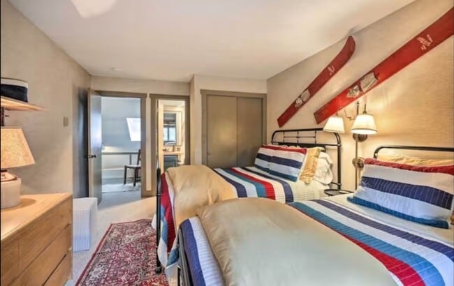 Building Photo - Charming 2BR Townhome in Lake Harmony