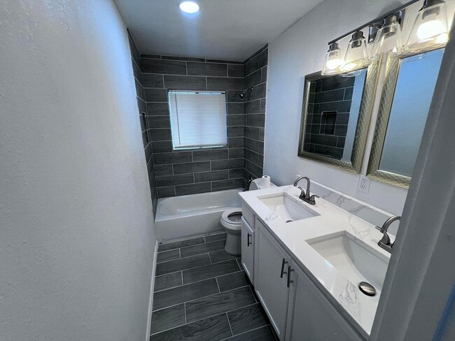 Building Photo - 1010 Monticlair