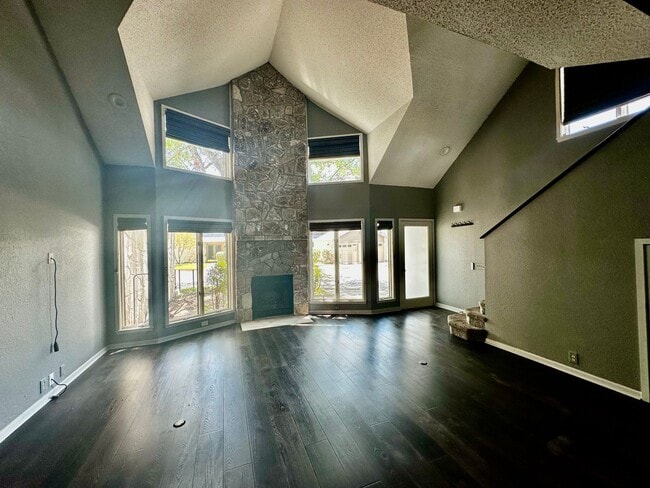 Building Photo - 1 Bedroom Townhome at Quinlans Crossing
