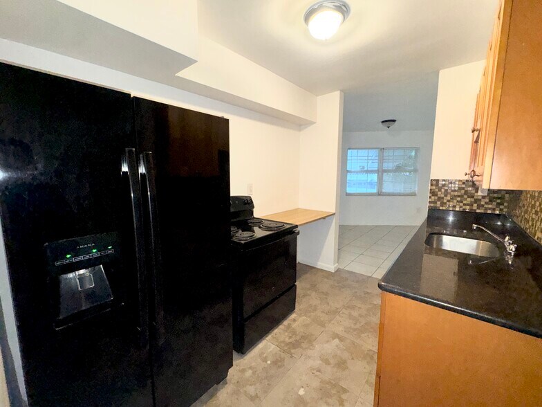 Building Photo - 1450 NE 171st St