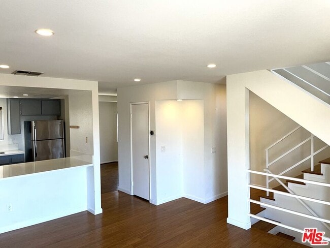 Building Photo - 1083 1/2 W Kensington Rd