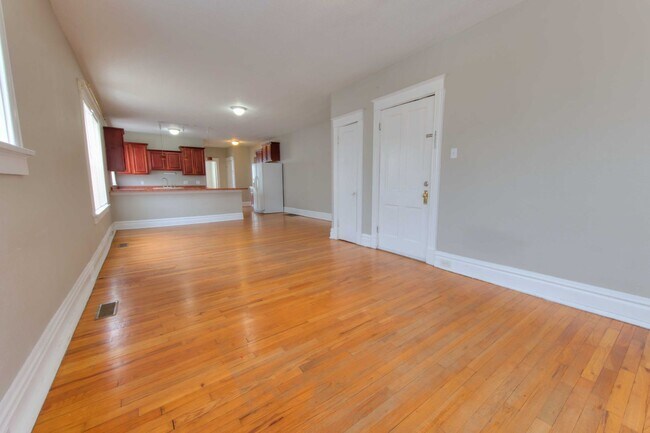 Building Photo - Charming & Spacious 3-Bedroom Unit with Private Master Suite