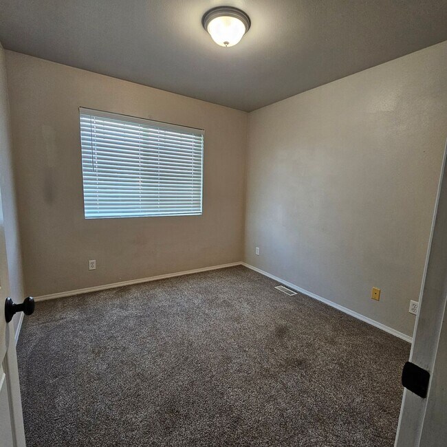 Building Photo - Beautiful Home with Mt. Rainier Views – Close to PSNS & Ferries