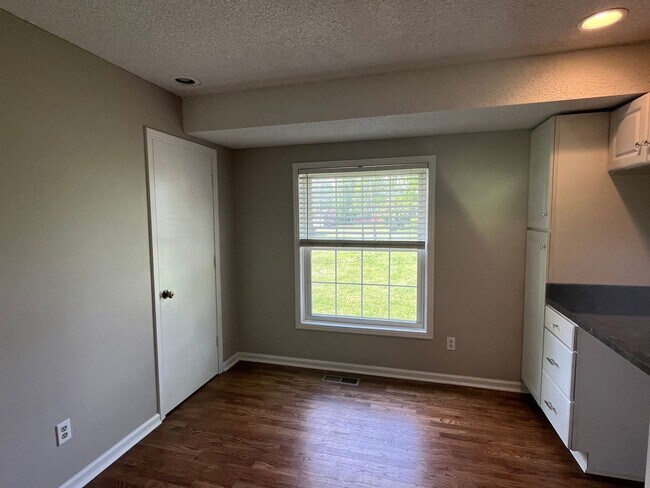 Building Photo - For Lease - 3 Bed, 1 Bath Home in the Hear...