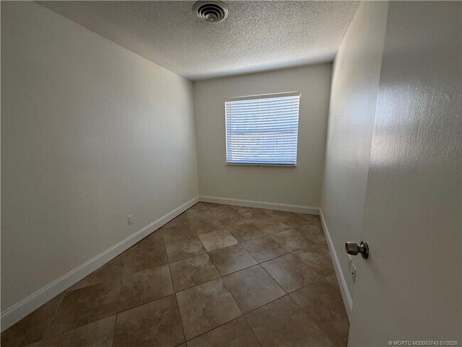 Building Photo - 820 NW 10th Terrace