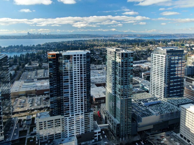 Building Photo - 3Bd/2.5Ba Bellevue Condo