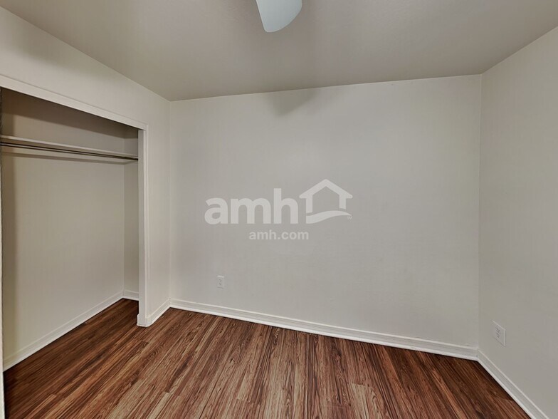 Building Photo - 2033 W Vineyard Plains Dr