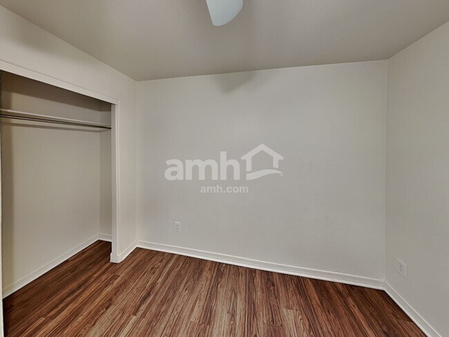 Building Photo - 2033 W Vineyard Plains Dr