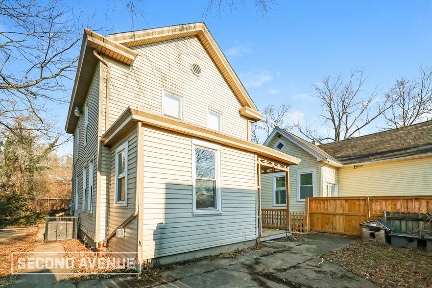 Building Photo - 4833 Greenwood Terrace