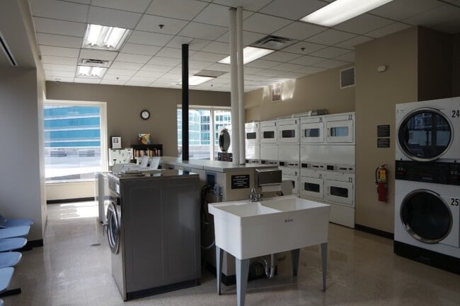 Building Photo - 512 N McClurg Ct