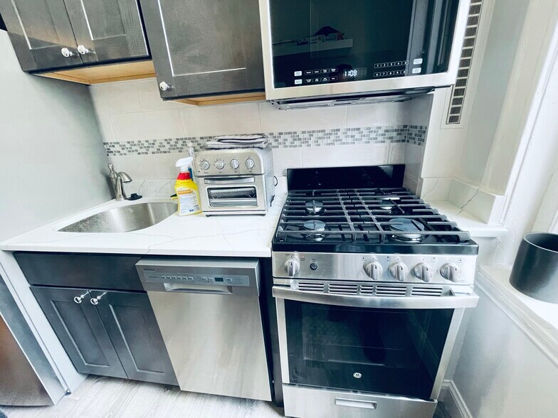 Building Photo - 4 Carol Ave