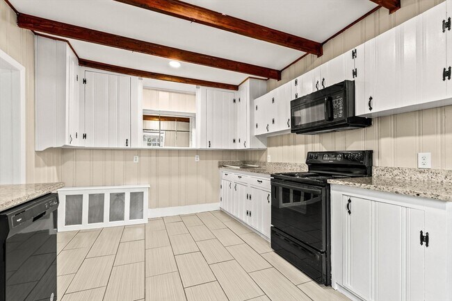 Building Photo - 9 Maple Cir