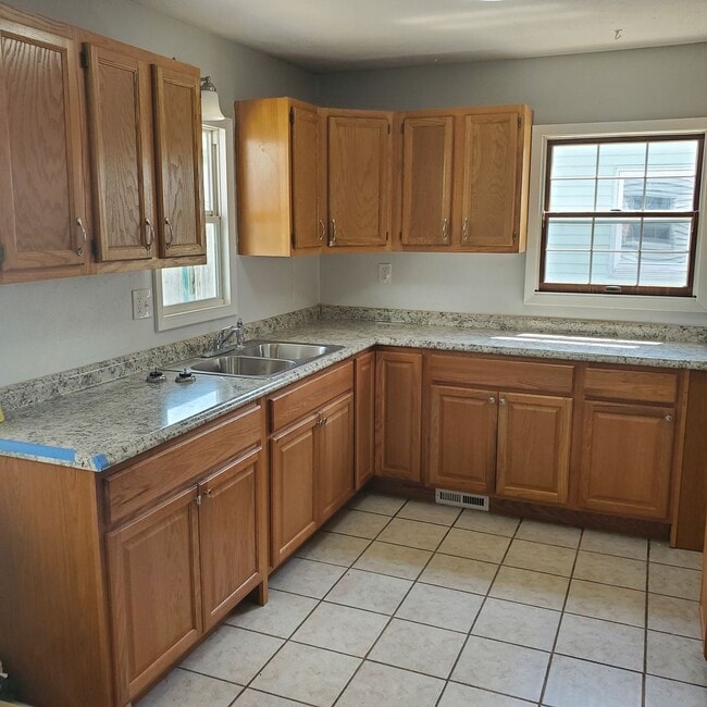 Building Photo - 6 BDRM HOUSE FOR RENT