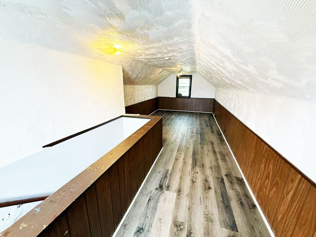 Building Photo - 3 BED 1.5 BATH BEAUTIFUL SINGLE FAMILY HOM...