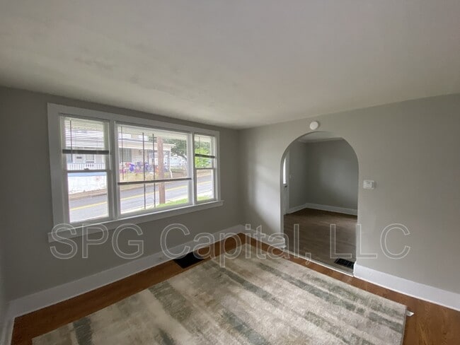 Building Photo - 325 Valley St