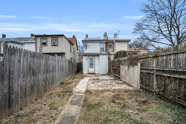 Building Photo - 2 bedroom 1 bathroom located in the heart of Carlisle