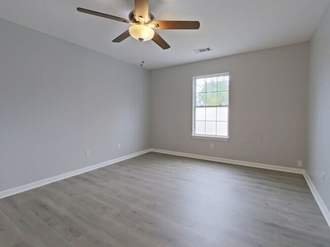 Building Photo - Updated 2 bed-2 bath townhome available NOW