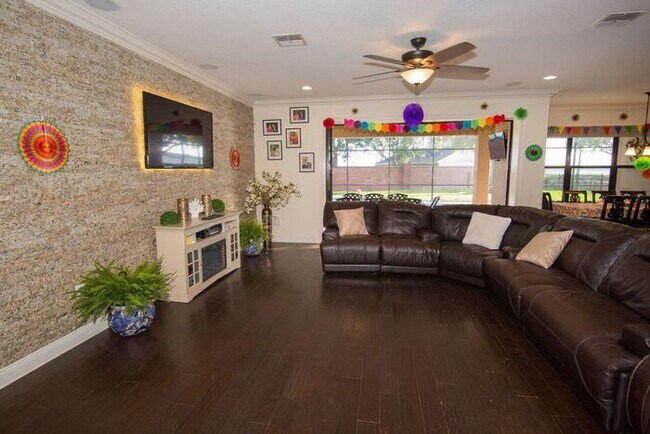 Building Photo - Beautiful 4 Bedroom/4 Bath in Belle Isle w...