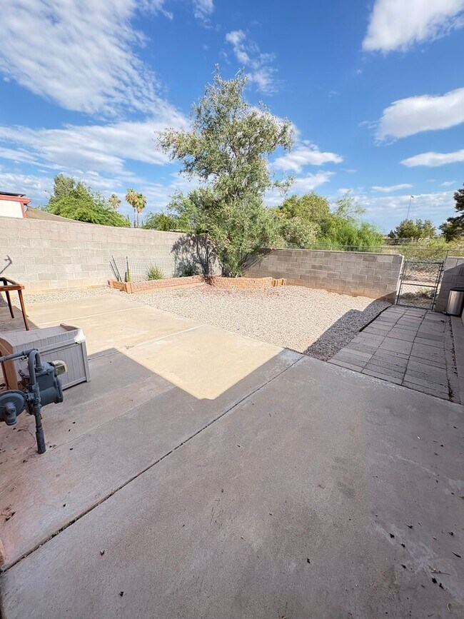 Building Photo - Townhome Cute 2bd/2ba