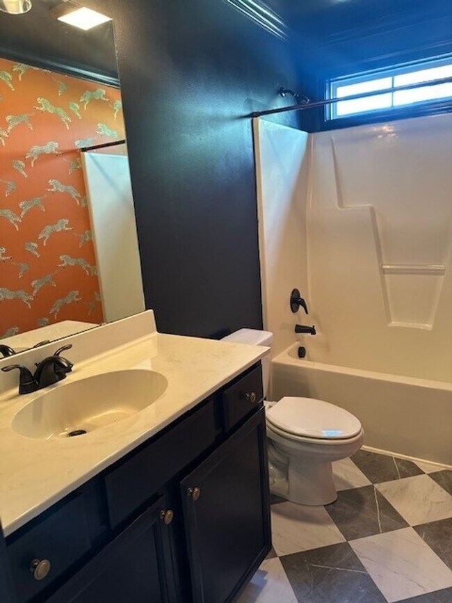 Building Photo - 3 Bed/2 Bath Home with Bonus Room & Screen...
